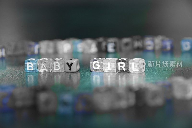 由字母立方体组成的单词BABY GIRL